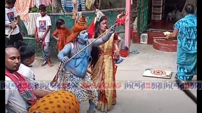ঝালকাঠিতে চৈত্র সংক্রান্তি উপলক্ষে শিব গাজনের নৃত্য প্রদর্শন
