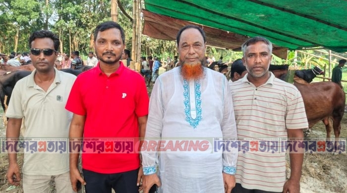 পবিত্র ঈদুল আযহা উপলক্ষে তালমার মোড়ে জমে উঠেছে গরু-ছাগলের হাট