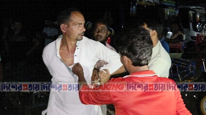ভাঙ্গুড়া প্রতারণার অভিযোগে বিএনপি নেতাকে পিটুনি দিয়ে থানায় সোপর্দ