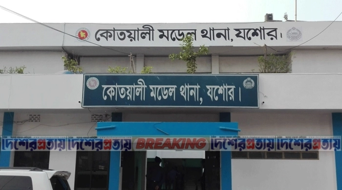 স্ত্রীকে হত্যার পর নিজের শরীরেও ছুরি চালালো স্বামী