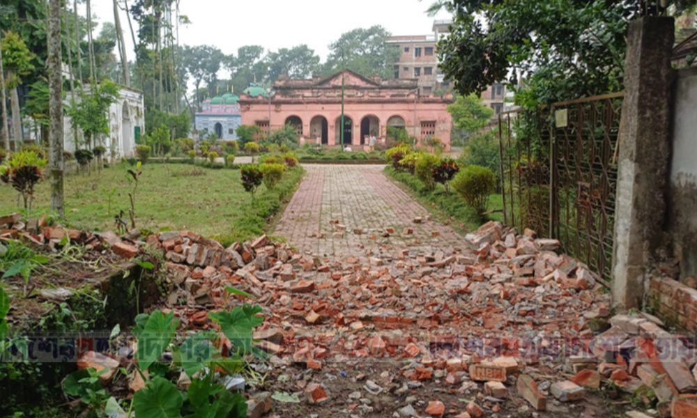 অবৈধ দেয়াল’ ভাঙলো বিক্ষুব্ধ জনতা, নবাব ফয়জুন্নেছা জমিদার বাড়ির পথ উন্মুক্ত
