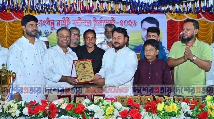 রাজশাহীতে রংধনু নাইট ফুটবল টুর্নামেন্টের পুরস্কার বিতরণ করলেন রাসিক প্রশাসক