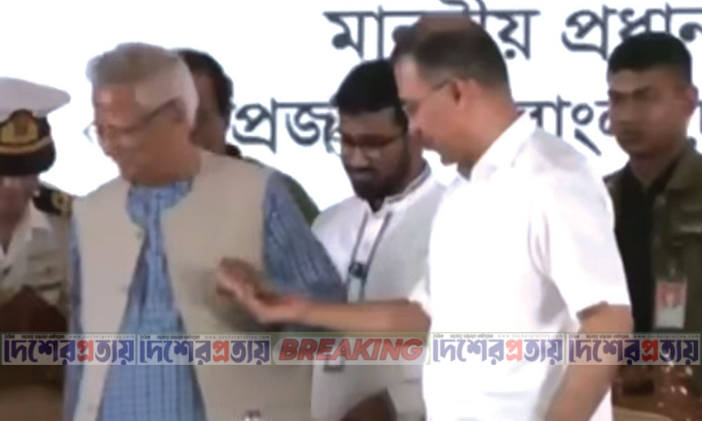 ড. ইউনূসকে হাত ধরে পাশে বসালেন প্রধানমন্ত্রী