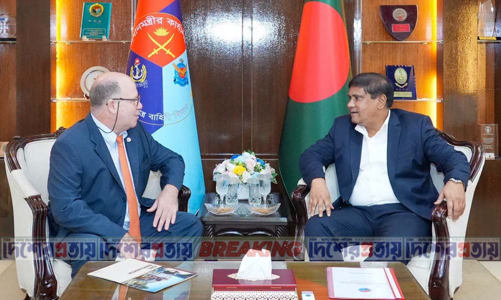 প্রতিরক্ষা উপদেষ্টার সঙ্গে আইসিআরসি বাংলাদেশ প্রধানের সাক্ষাৎ