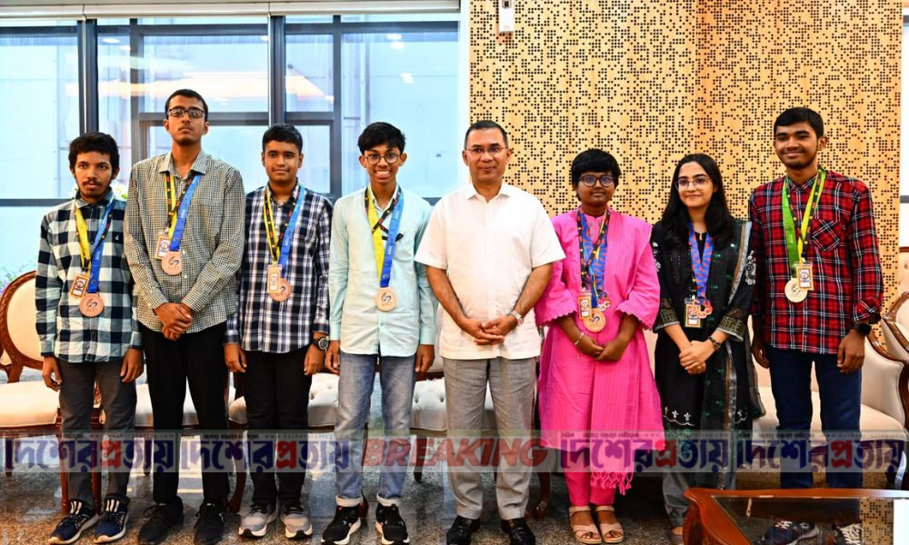 প্রধানমন্ত্রীর সঙ্গে গণিত অলিম্পিয়াডে পদকজয়ীদের সাক্ষাৎ