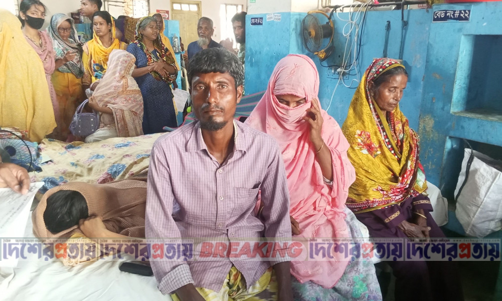 নাতনিকে কামড়ানো সাপ ধরে খাঁচাবন্দি করলেন দাদি, ছুটে গেলেন হাসপাতালে