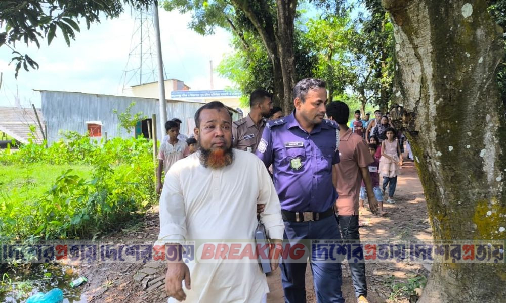 ছাত্রীর শ্লীলতাহানির ভিডিও ফাঁস : মাদরাসা সুপারকে গণপিটুনি দিয়ে পুলিশে সোপর্দ