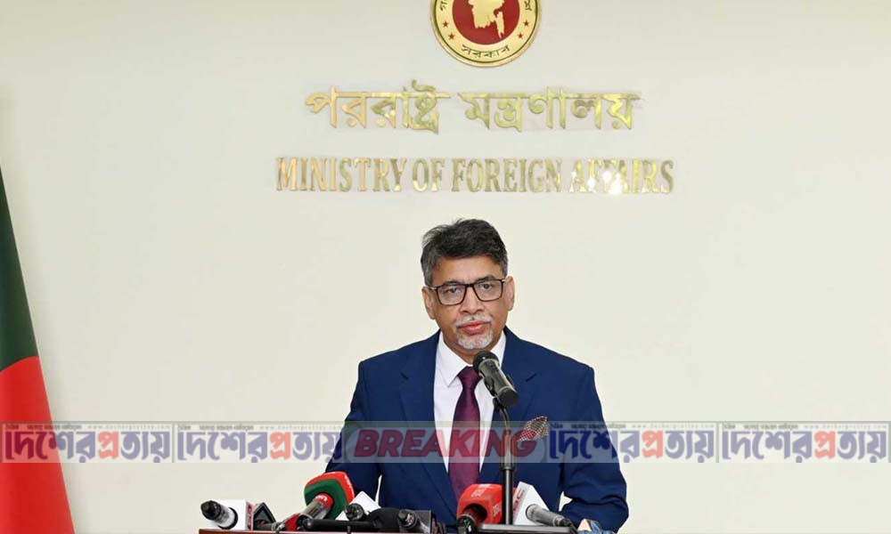 পররাষ্ট্র মন্ত্রণালয় প্রধানমন্ত্রীর ভারত সফরের আগে অনুকূল পরিবেশ তৈরির অপেক্ষায় বাংলাদেশ