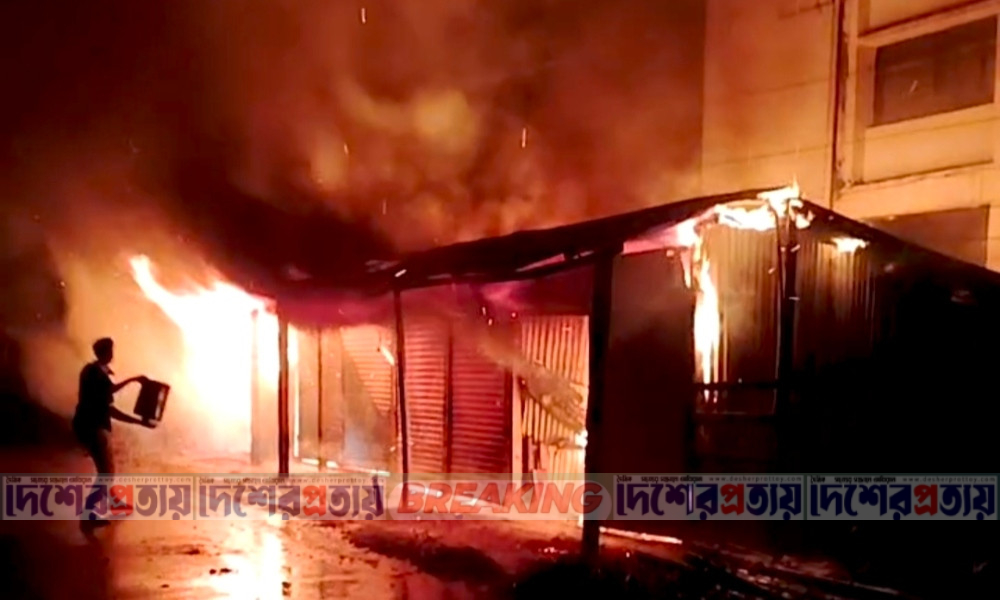 চট্টগ্রামে আগুনে পুড়ল ৩ ফার্নিচারের দোকান