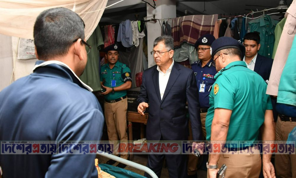 আকস্মিক তেজগাঁও থানা পরিদর্শনে স্বরাষ্ট্রমন্ত্রী