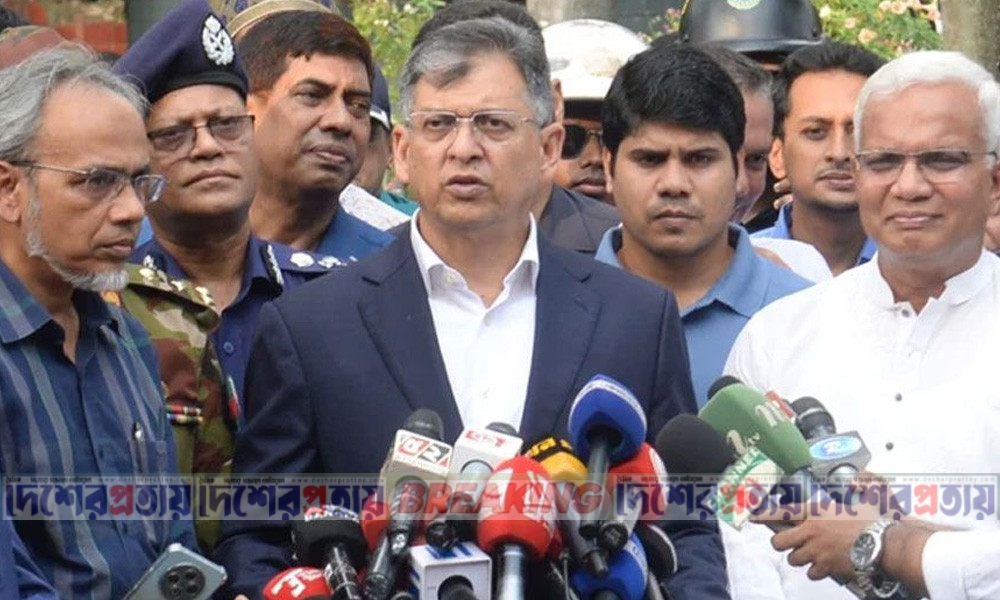 স্বরাষ্ট্রমন্ত্রী সন্ত্রাসী ও চাঁদাবাজ ধরতে আইন-শৃঙ্খলা রক্ষা বাহিনীকে কঠোর নির্দেশ