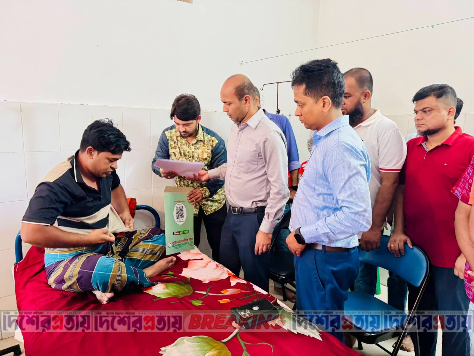 ফরিদপুর পৌরসভার গাড়িচালক   সবুজ প্রামানিক সন্ত্রাসী হামলায় আহত হয়ে হাসপাতালে ভর্তি 
