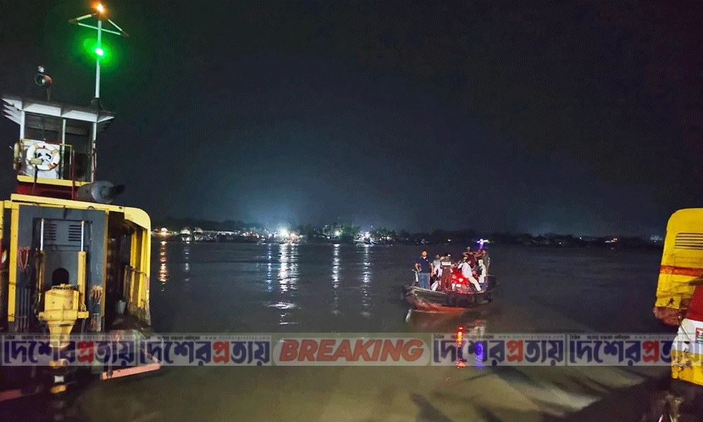 মাঝনদীতে ফেরির ধাক্কায় ট্রলারডুবি, অল্পের জন্য রক্ষা পেলেন ৩০ যাত্রী