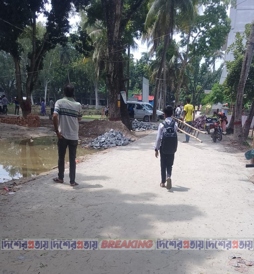 ৫৩ বছর পর নতুন রূপ মোহনপুর উপজেলা চত্বরে