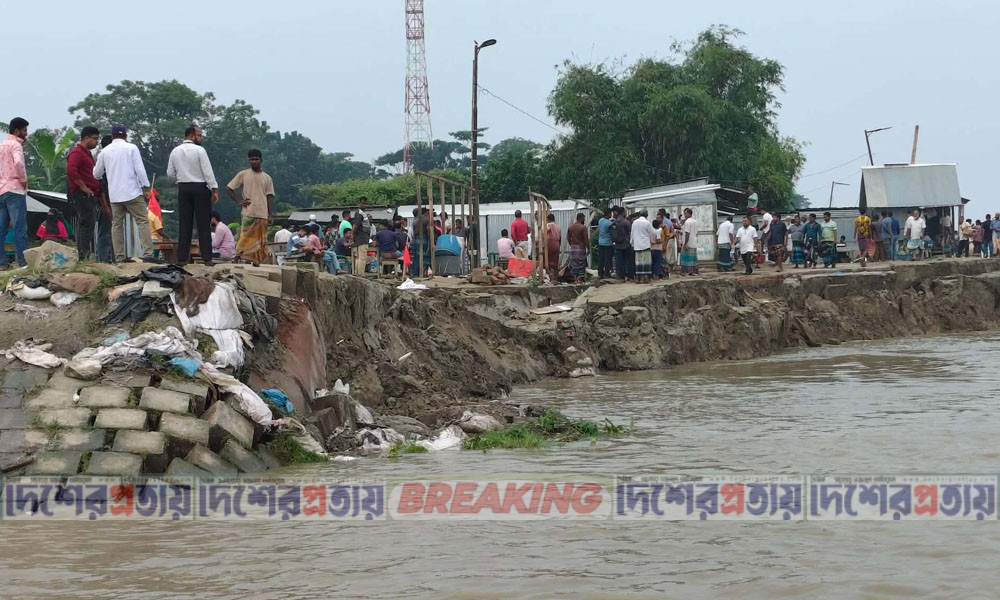 শরীয়তপুরের নড়িয়া পদ্মায় তীব্র ভাঙন, বাঁধের ৫০ মিটার অংশ বিলীন