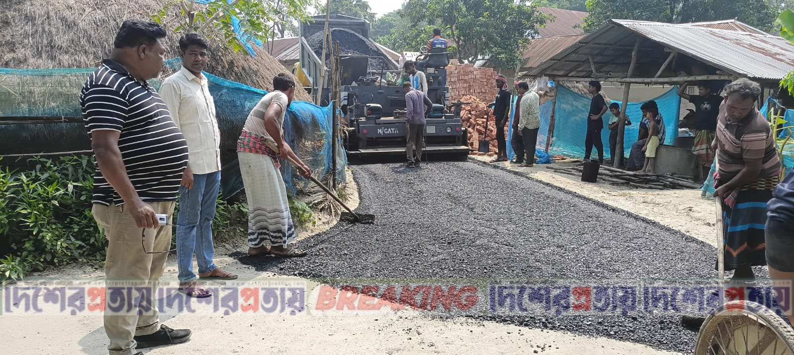 মোহনপুরের ধুরইলে পালশা দক্ষিণপাড়া রাস্তার কার্পেটিং কাজের শুভ উদ্বোধন